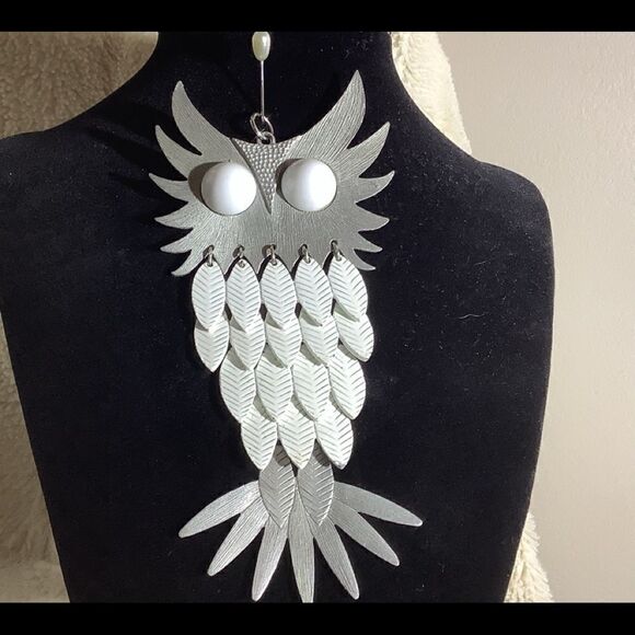 Adorable owl Pendant white and silver tone - Picture 2 of 4